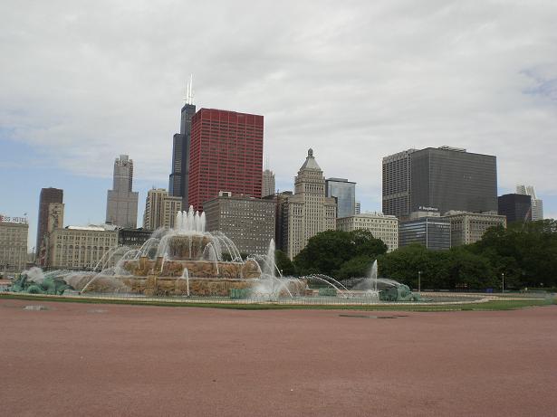 FOUNTAIN WITH CHICAGO